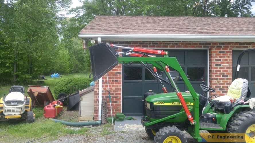 Mario's John Deere 4100 loader | John Deere 4100 loader bucket dumping by Mario