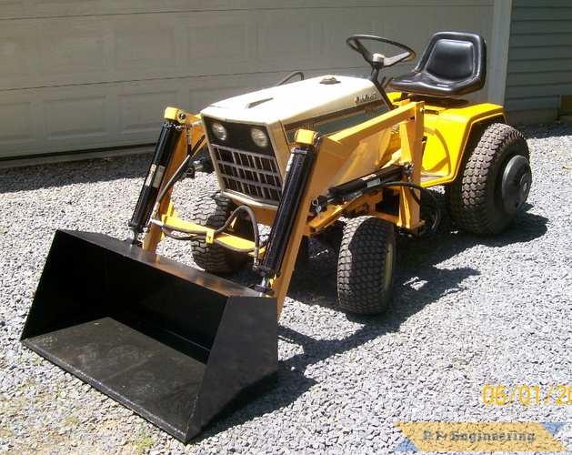 Roger G., Chambersburg, PA Cub Cadet 1872 loader | cub cadet 1872 garden tractor loader bucket at rest